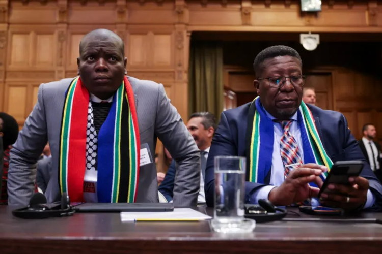 Menteri Kehakiman Afrika Selatan Ronald Lamola dan Dubes Afsel untuk Belanda Vusimuzi Madonsela dalam sidang di Mahkamah Internasional.