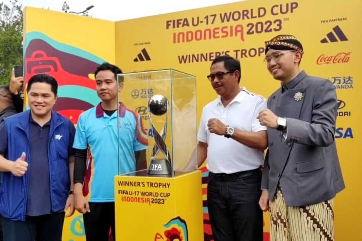 Ketua Umum PSSI Erick Thohir, Walikota Solo Gibran Rakabuming Raka, Kanjeng Gusti Pangeran Adipati Arya (KGPAA) Mangkunegara X dan Pj Gubernur Jateng Nana Sudjana saat Trophy Tour Experience Piala Dunia U17 2023 Indonesia, di Kota Solo, pada Minggu (5/11/2023).