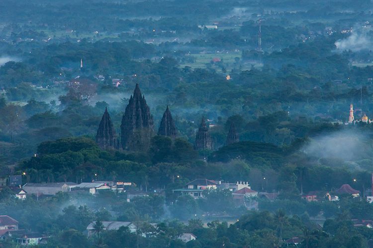 Candi Prambanan dilihat dari Spot Riyadi.