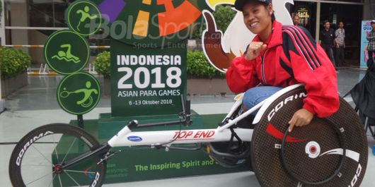 Atlet balap kursi roda dari National Paralympic Committee DKI Jakarta, Maria Goreti Samiyati, berpose dalam acara sosialisasi Asian Para Games 2018 di Cilandak Town Square, Jakarta, pada 22 Desember 2017.
