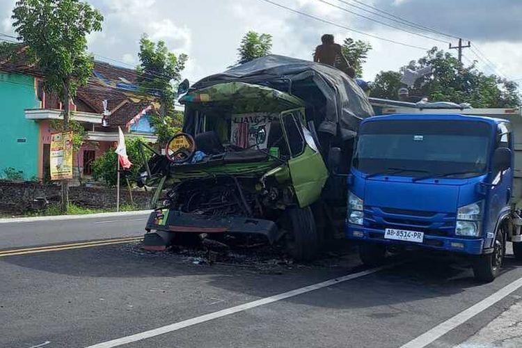 Kabin pengemudi truk tronton remuk dalam kecelakaan lalu lintas tabrakan antar dua truk tronton di Kilometer 5 Jalan Wates ? Purworejo, Padujuhan Sogan, Kalurahan Sogan, Kapanewon Wates, Kabupaten Kulon Progo, Daerah Istimewa Yogyakarta. Satu sopir truk meninggal dunia dalam peristiwa ini.