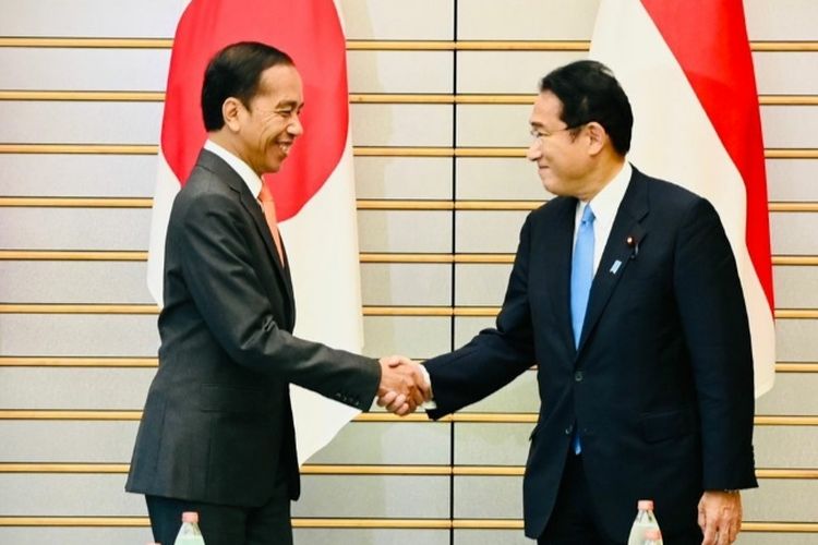 Presiden Joko Widodo dan PM Jepang Fumio Kishida berjabat tangan saat pertemuan di Kantor PM Jepang di Tokyo, Rabu (27/7/2022). Baru-baru ini PM Jepang dilaporkan positif Covid-19.