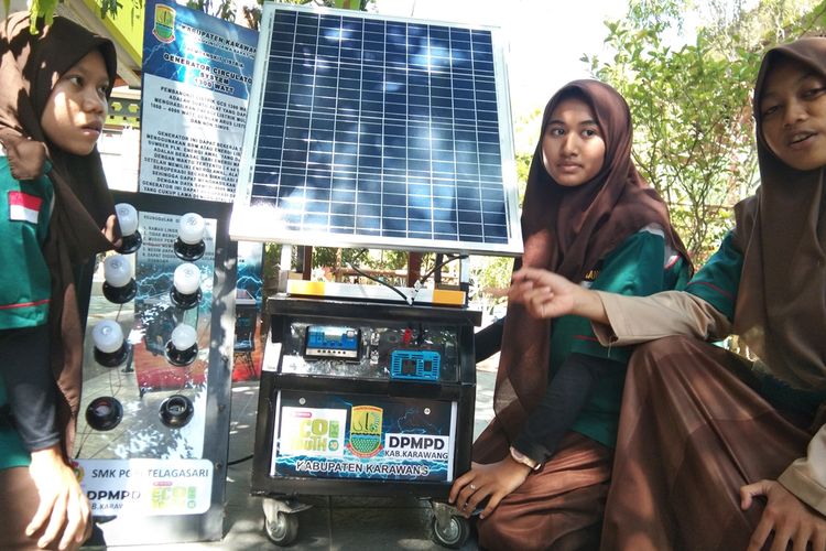 Tim Sangkuriang SMK PGRI 1 Telagasari menunjukkan generator ramah lingkungan bertenaga surya mereka, Senin (18/11/2019).