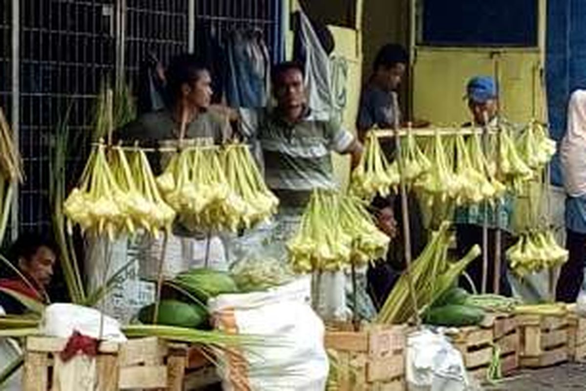 Jelang Lebaran, Harga Bahan Baku Ketupat Merangkak Naik