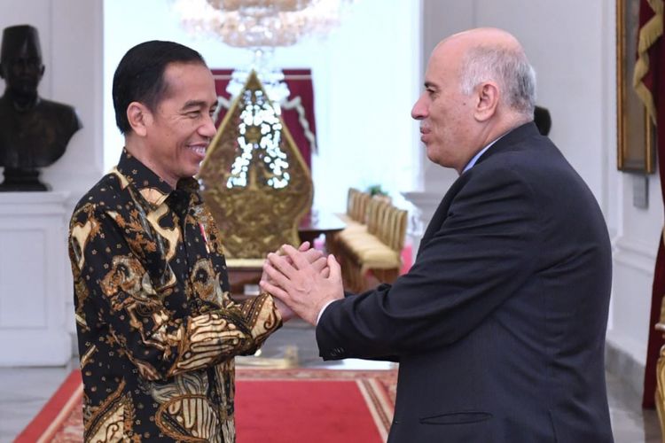 Presiden Joko Widodo menerima kunjungan kehormatan Ketua Komite Olimpiade Palestina, Jibril Mahmoud Muhammad Rajoub, pada Selasa, 21 Agustus 2018. Jibril Rajoub diterima langsung oleh Presiden di Istana Merdeka, Jakarta. 