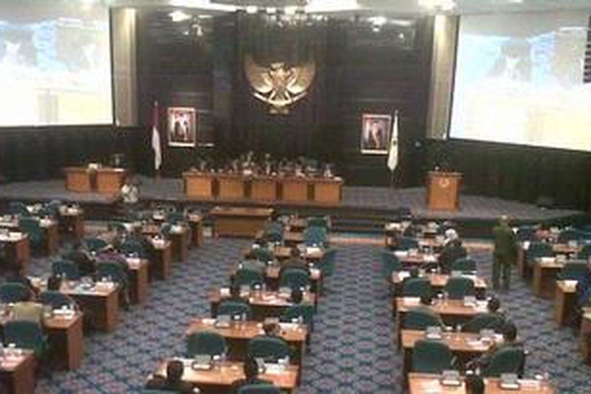 Rapat paripurna DPRD DKI bersama Pemerintah Provinsi DKI Jakarta, dengan agenda penandatanganan berita acara persetujuan dan pendapat akhir gubernur terhadap Raperda APBD 2013, Senin (28/1/2013), di gedung DPRD DKI Jakarta.