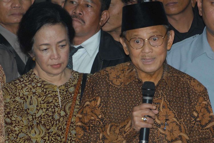 Mantan Presiden BJ Habibie (tengah) didampingi istri memberikan keterangan kepada wartawan usai menjenguk mantan presiden Soeharto di RSPP, Jakarta, Selasa (15/1/2008) malam. Presiden ke-3 RI itu datang langsung dari Jerman ke Jakarta untuk menjenguk Soeharto.