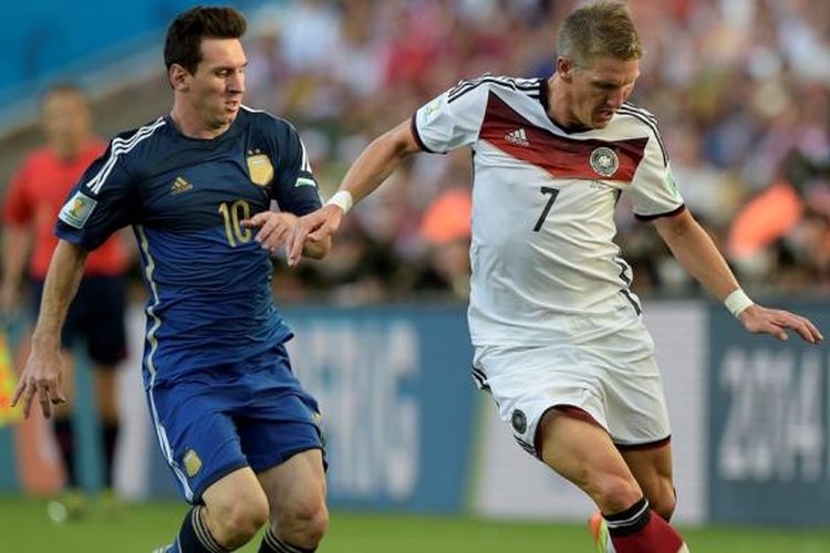Penyerang tim nasional Argentina, Lionel Messi, saat berebut bola dengan gelandang Jerman, Bastian Schweinsteiger pada pertandingan final Piala Dunia 2014 di Stadion Maracana, Minggu (13/7/2014). 