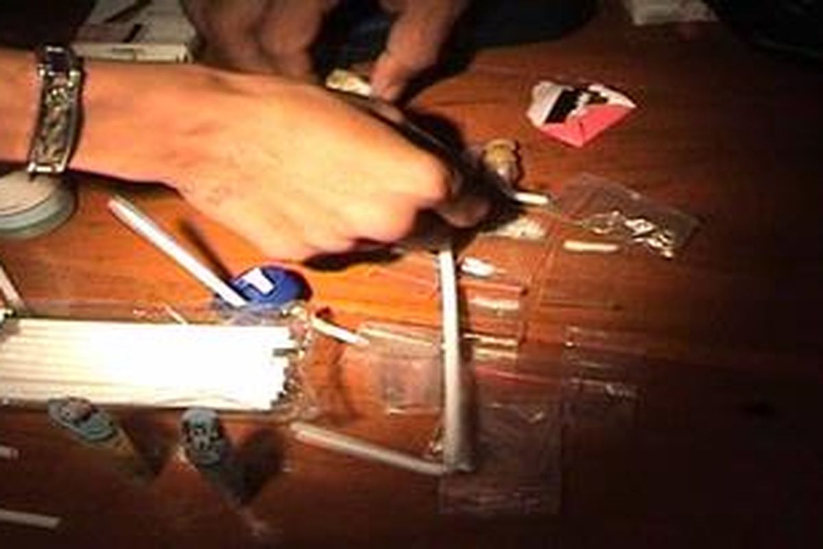 Tim Narkoba Polres Bulukumba memperlihatkan sejumlah barang bukti berupa lima bungkus paket sabu-sabu, alat isap, korek api serta telepon celuler.