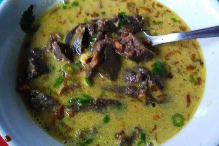 Soto kuning Pak Yusuf, salah satu soto yang paling dicari di kota Hujan. Kuah santannya yang kental dengan rampah, menjadi idaman para pelanggannya.