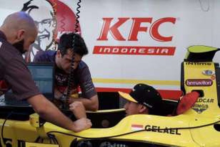 Pebalap Pertamina Campos Racing asal Indonesia, Sean Gelael (kanan), berdiskusi dengan timnya saat GP Italia di Sirkuit Monza, 2-4 September.