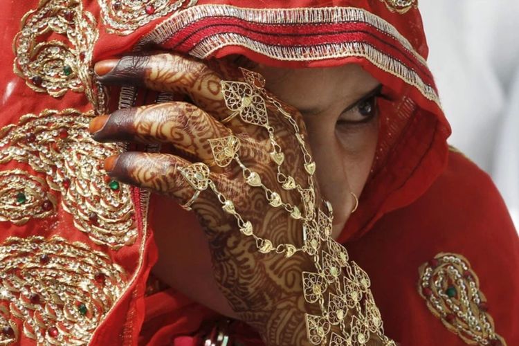 Seorang pengantin Muslim menunggu dimulainya upacara pernikahan massal di kota Ahmedabad, India barat.
