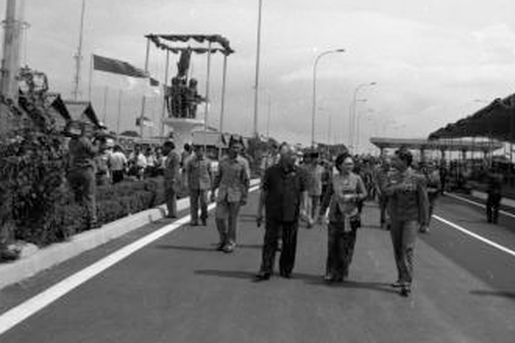  Presiden Soeharto meresmikan pengoperasian jalan layang tol Cawang-Tanjungpriok di pintu gerbang tol Plumpang, Jakarta Utara. Jalan sepanjang 15,66 km itu diberi nama Jalan Ir Wiyoto Wiyono MSc nama seorang teknisi pembangunan jalan yang meninggal saat melaksanakan tugasnya. Jalan tol dibawah PT Citra Marga Nusapala pimpinan Mbak Toetoet atau Ny. Siti Hardiyanti Indra Rukmana. 