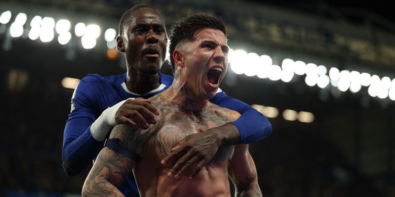 Enzo Fernandez (kanan) merayakan gol dengan Trevoh Chalobah (kiri) dalam pertandingan sepak bola Liga Inggris antara Chelsea vs West Ham United di Stamford Bridge di London pada 31 Januari 2026. (Foto oleh Adrian DENNIS / AFP) 