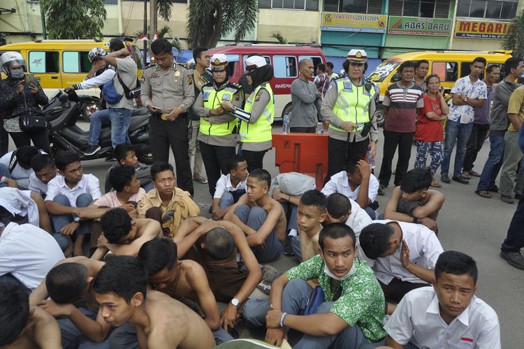 Puluhan pelajar STM yang ditangkap polisi ketika hendak melakukan aksi unjuk rasa di kawasan Jalan Tasik kawasan taman kota Kambang Iwak, Kamis (26/9/2019).