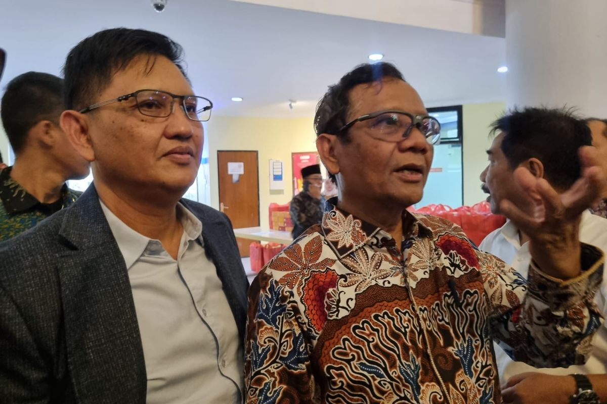 Mahfud MD usai memberikan kuliah umum di Unair Surabaya, Senin (16/10/2023).