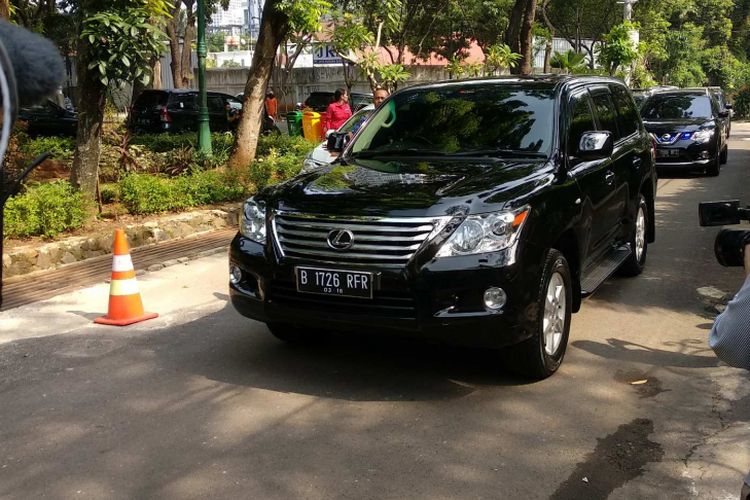 Mobil dinas Wakil Gubernur DKI Jakarta tiba di rumah Sandiaga Uno, Jalan Pulombangkeng Nomor 5, Senin (16/10/2017).