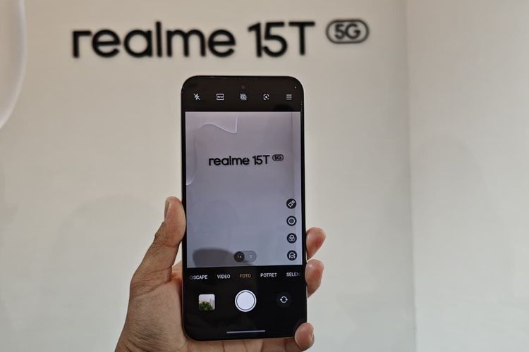 Adapun lensa kamera ponsel ini disusun secara zig-zag dengan bentuk menyerupai boba. Di dalam modul tersebut, Realme juga menyematkan satu lampu LED Flash untuk kebutuhan pencahayaan tambahan saat memotret di kondisi minim cahaya.