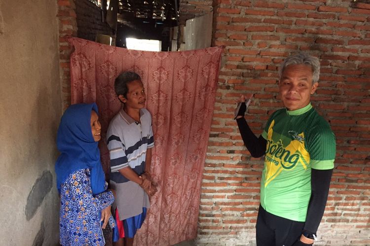 Gubernur Jawa Tengah Ganjar Pranowo mendatangi rumah Wasna dan Budi yang masuk dalam program RTLH di RT 04 RW 03 Kelurahan Kejambon, Kecamatan Tegal Timur, Tegal, Minggu (22/10/2017).
