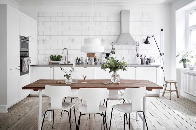 Perpaduan warna putih dan kayu dalam dapur minimalis 
