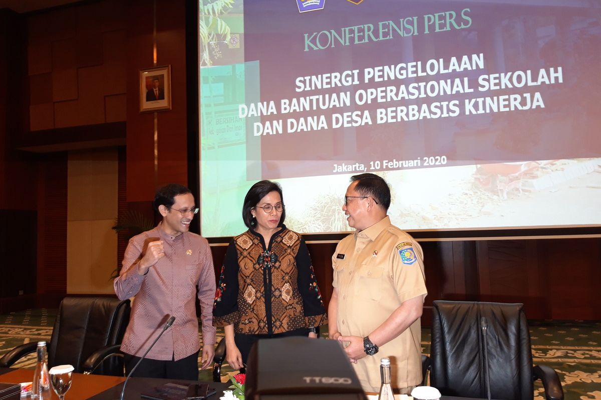 Menteri Pendidikan dan Kebudayaan Nadiem Makarim, Menteri Keuangan Sri Mulyani Indrawati dan Menteri Dalam Negeri Tito Karnavian di Jakarta, Senin (10/2/2020).