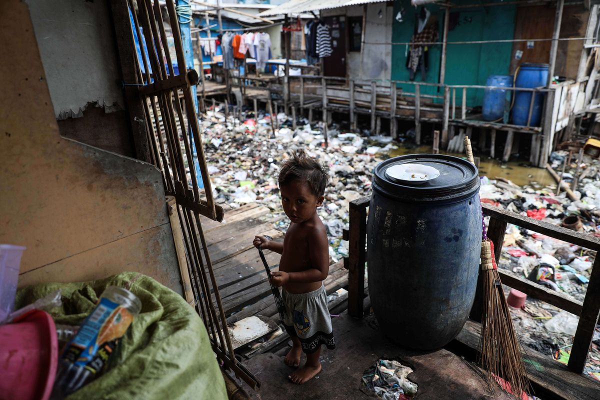 Suasana aktivitas di Kampung Bengek, Muara Baru, Penjaringan, Jakarta Utara, Kamis (29/8/2019). Timbunan sampah plastik telah memadati kawasan ini sejak lama karena kurangnya perhatian dari pemerintah setempat.