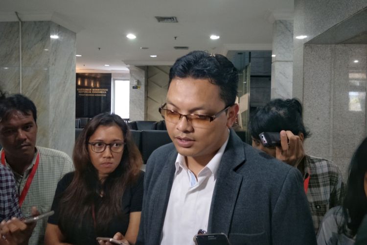 Juru Bicara Mahkamah Konstitusi (MK) Fajar Laksono saat memberikan keterangan di gedung MK, Jakarta Pusat, Kamis (7/12/2017).