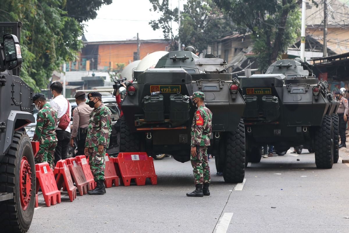 Anggota TNI dan Polri melakukan penyekatan kendaraan saat PPKM Darurat di Jalan Raya Lenteng Agung, Jakarta Selatan, Senin (5/7/2021). Penyekatan ini mengakibatkan kemacetan parah di ruas Jalan Raya Lenteng Agung.