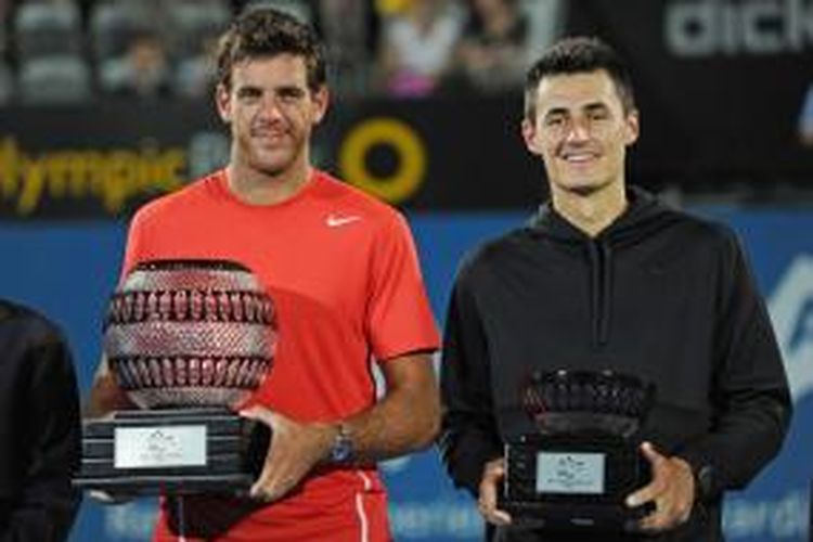 Petenis Argentina, Juan Martin Del Potro (kiri) berpose dengan membawa trofi juara Sydney International, bersama petenis Australia, Bernard Tomic, yang dikalahkannya di partai final dengan 6-3, 6-1, Sabtu (11/01/2014).