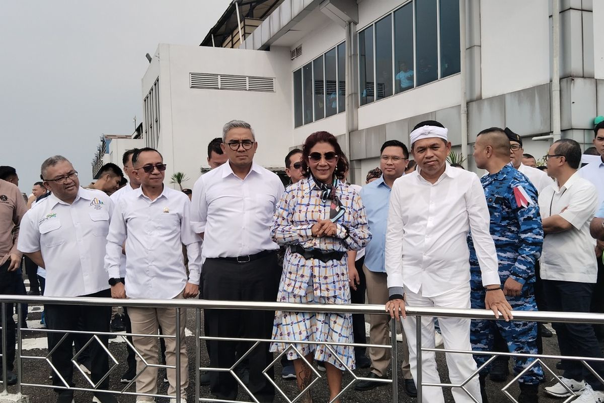 Wali Kota Bandung, Muhammad Farhan bersama Gubernur Jawa Barat Dedi Mulyadi dan Owner Susi Air, Susi Pudjiastuti menunggu kedatangan pertama pesawat Susi Air rute Bandung-Yogyakarta-Bandung di Bandara Husein Sastranegara, Kota Bandung, Jawa Barat, Rabu (2/7/2025).