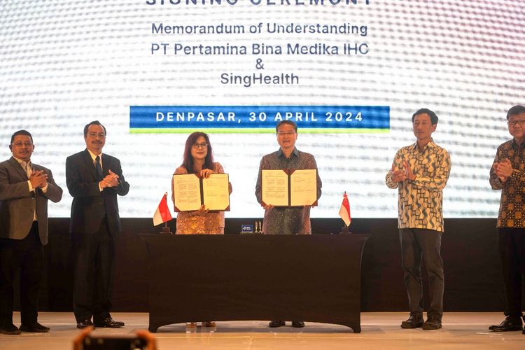 PT Pertamina Bina Medika atau Indonesia Healthcare Corporation (IHC) menandatangani nota kesepahaman (MoU) dengan SingHealth mengenai cross-sharing of praktik klinis, inovasi, dan pelatihan untuk meningkatkan kualitas layanan kesehatan. MoU tersebut ditandatangani Direktur Utama IHC Mira Dyah Wahyuni dan Group CEO SingHealth Ng Wai Ho di The Meru Bali, Selasa (30/4/2024).
