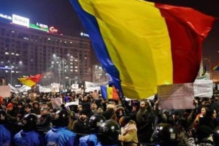 Ribuan orang berunjuk rasa di Bukares, Romania menentang kebijakan pemerintah membebaskan para pejabat korup dari penjara.