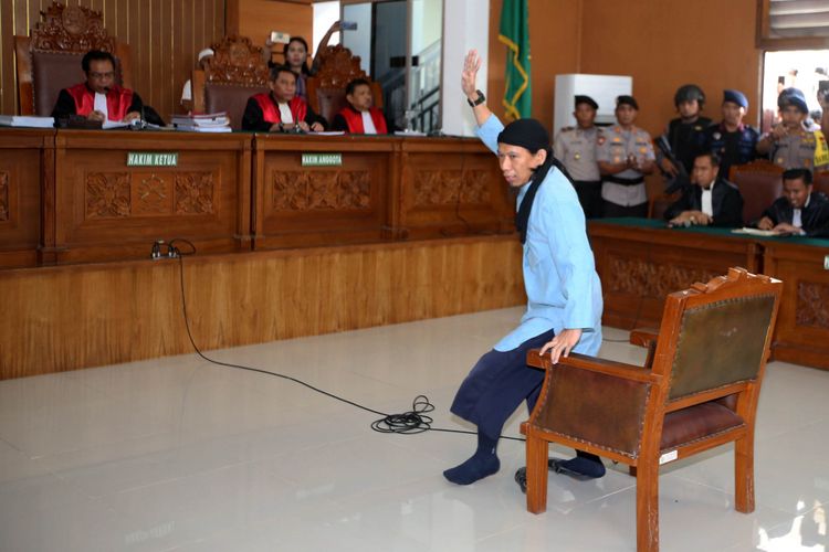 Terdakwa kasus teror bom Thamrin, Aman Abdurrahman menjalani sidang putusan di Pengadilan Negeri Jakarta Selatan, Jumat (22/6/2018). Majelis hakim Pengadilan Negeri Jakarta Selatan menjatuhkan hukuman mati kepada terdakwa.