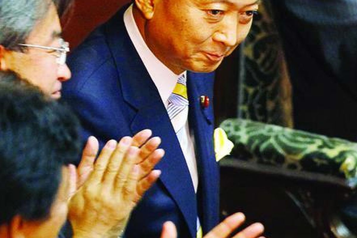 Ketua Partai Demokrat Jepang, Yukio Hatoyama (tengah) saat diangkat menjadi Perdana Menteri Jepang yang ke-93 di Parlemen Jepang, di Tokyo, Rabu (16/9).