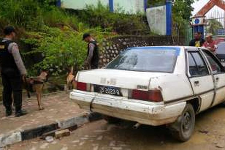 Dua ekor anjing pelacak dari Unit Satwa K9 Direktorat Sabhara Polda Kalbar memeriksa kendaraan dan areal di sekitar PPLB Entikong, Kabupaten Sanggau, Kalbar (23/3/2016)