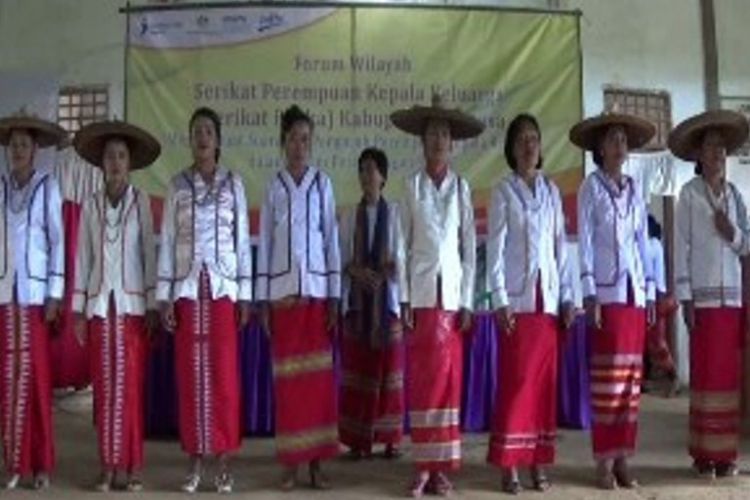 Pergelaran fashion show untuk menggaungkan tenun tradisional Mamasa, Sulawesi Barat, untuk Nusantara.