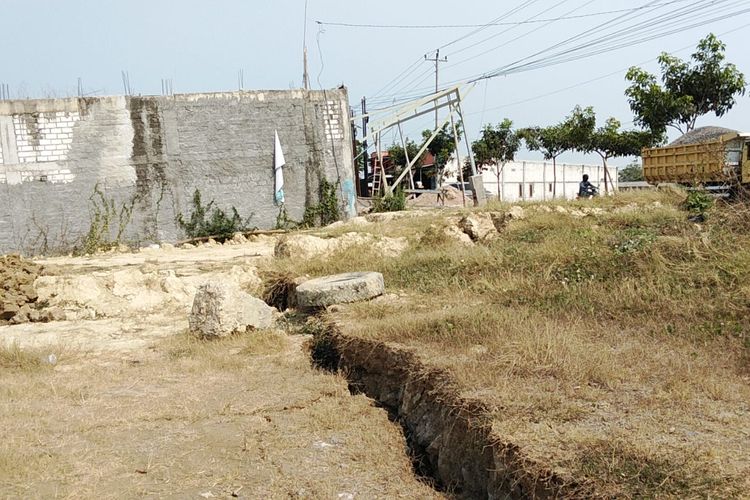 Tanah Ambles Kembali Terjadi di Pati, 7 Ruko di Tepi Sungai Silugonggo Rusak