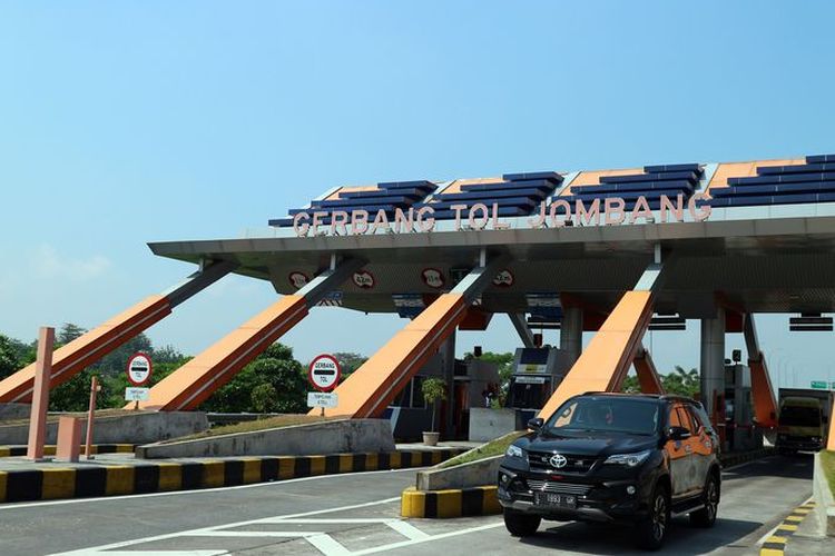 Suasana di Gerbang Tol Jombang. Simak rincian tarif Tol Surabaya-Jombang terbaru 2022 untuk semua jenis kendaraan dari golongan I , II, III, IV, dan V.
