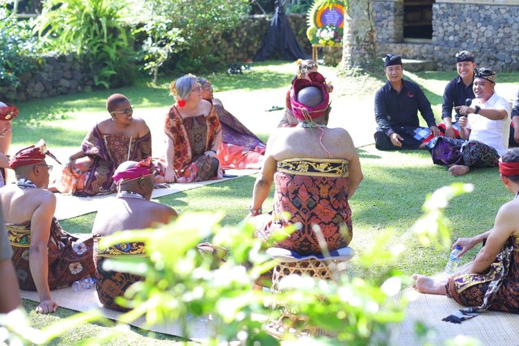 Para delegasi negara-negara G20 diajak mengikuti kesenian Genjek khas Karangasem yang mengekspresikan kegembiraan dan keakraban dalam  pergaulan masyarakat Bali