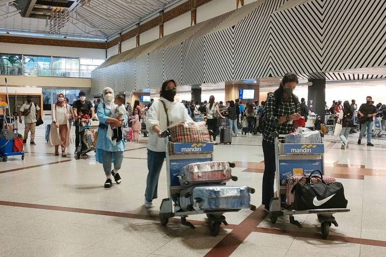 Situasi arus balik Mudik 2022 di Bandara Juanda Surabaya.