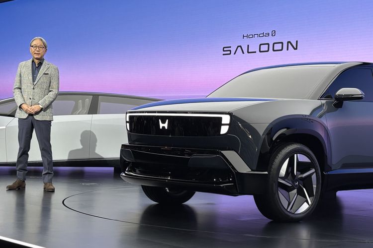 Toshihiro Mibe, President, CEO and Representative Director, Honda Motor Co Ltd berpose dengan Honda 0 Alpha di TMS 2025.
