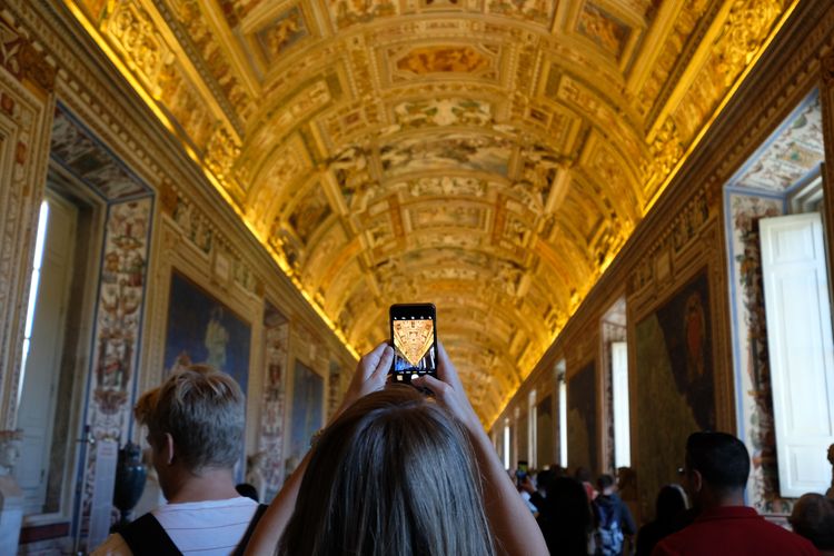 Ilustrasi wisatawan di Museum Vatikan, Vatikan.