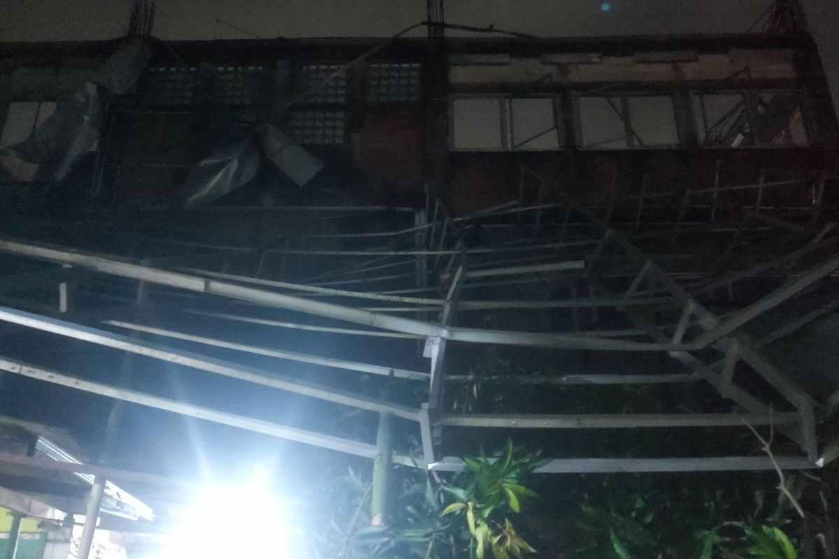 Atap Sekolah Faradisa Islamic School Pamulang Ambruk Timpa Rumah dan Warung