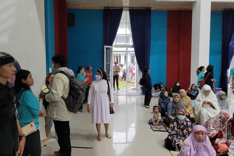 Umat lintas agama membantu pelaksanaan shalat id di Convention Hall Putra Sang Fajar kompleks Menara Teratai Purwokerto, Kabupaten Banyumas, Jawa Tengah, Kamis (29/6/2023).