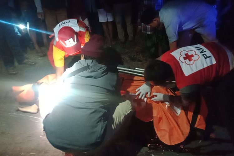 Petugas saat mengevakuasi ibu dan anak yang tertabrak truk di Desa gondowangi, Kecamatan wagir, Kabupaten Malang, Jawa Timur, Kamis (13/7/2022) malam sekitar 18.45 WIB.