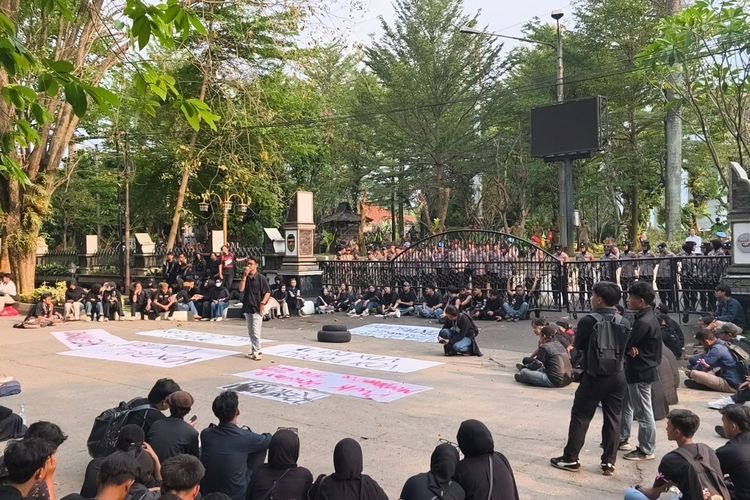 Bendera Kuning Berkibar di DPRD Purwakarta, Mahasiswa Nyatakan Duka dan Kritik Pemerintah
