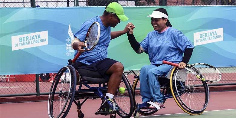 PON-PEPARNAS2016JABAR.GO.ID/AIA
Puji Sumartono dan Naila Savitri saling melakukan selebrasi usai mengalahkan pasangan asal Kalimantan Timur dalam pertandingan tenis ganda campuran.
