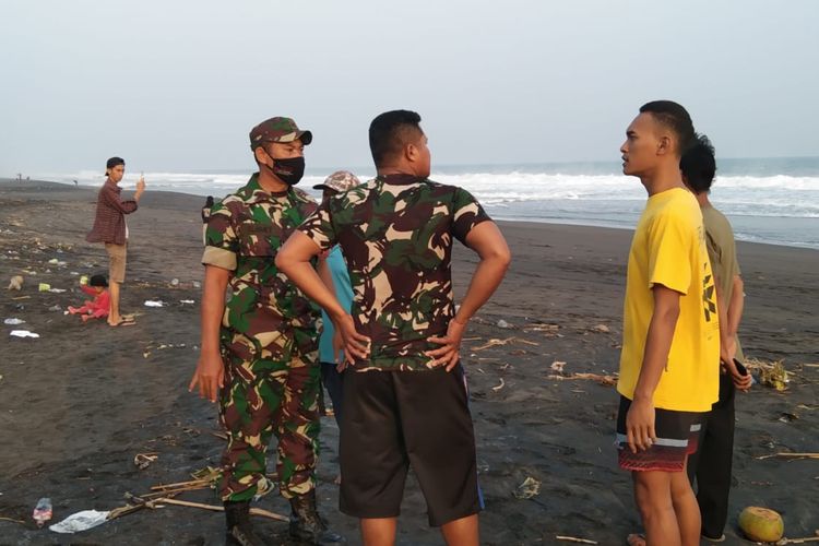  Proses pencarian korban yang terseret ombak Pantai Kertojayan Kabupaten Purworejo Jawa Tengah 