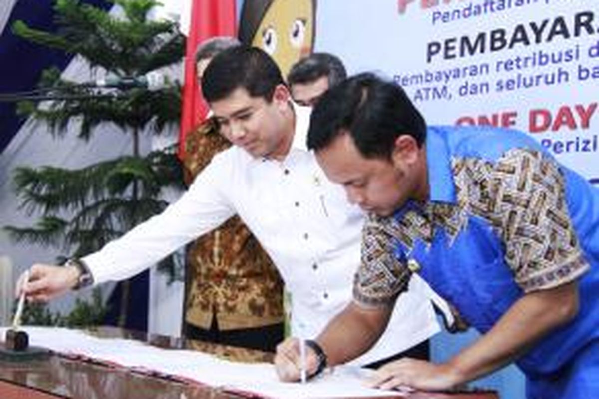 Wali Kota Bogor, Bima Arya Sugiarto meresmikan peluncuran zona integritas dan perizinan dalam jaringan (online), disaksikan Menteri Pendayagunaan Aparatur Negara dan Reformasi Birokrasi, Yuddy Chrisnandi, Kamis (30/4/2015).