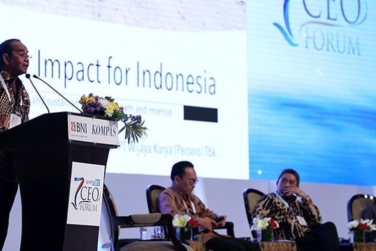 Direktur Utama Wijaya Karya Bintang Perbowo (kiri) menjadi pembicara saat acara Kompas 100 CEO Forum di Jakarta Convention Center, Kamis (24/11/2016). Para CEO yang tercatat dalam indeks Kompas 100 berkumpul dan berdiskusi dalam Kompas 100 CEO Forum.